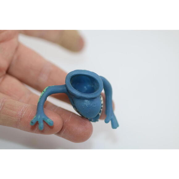 Small Blue Polymer Clay THUMBS FINGERS Creature Figurine FIGURE TOY - Picture 4 of 4